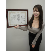 鈴木ふみ奈、グラビアアワード史上初のW受賞に喜び！「年の瀬に、こんな嬉しいご報告ができて幸せ」 画像