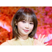 可憐なのに色っぽい…LE SSERAFIM・チェウォン、だぼっとニットから“白肌”ちらり「大優勝」【PHOTO】 画像