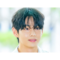 BTS・Vの誕生日サポートが“規格外”！事務所周辺が祝福ムード一色に…巨大ツリー＆ラッピングバスまで登場 画像