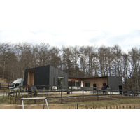 リビングの窓から愛馬がひょっこり！小さい頃からの夢だった“馬”との暮らしを実現した家『住人十色』 画像