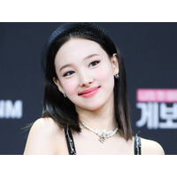 上も下も危険…TWICE・ナヨン、ミニドレスでしゃがむ“大胆ショット”に視線釘付け「反則級」【PHOTO】 画像