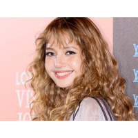 首には“新しいタトゥー”が！ BLACKPINK・リサ、妖艶さも愛らしさも見せる未公開写真を次々と投稿【PHOTO】 画像