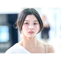 ILLITの日本人メンバー・イロハ、透き通るような“白肌”にクギ付け！愛らしさ全開の上目遣いにキュン【PHOTO】 画像