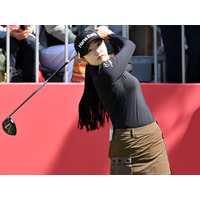 そんなアングルで!? 韓国の177cm女子ゴルファー、美脚際立つミニスカウェア姿の撮影風景に反響【PHOTO】 画像