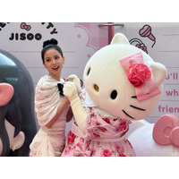 「大胆美脚がまぶしい」BLACKPINK・ジス、ハローキティとコラボ！ 愛らしいキャラクターにも負けない美貌【PHOTO】 画像
