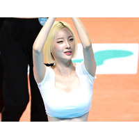 体のラインがくっきり…韓国人気チア、大胆チャイナドレス姿に変身でファン魅了「衝撃的なビジュアル」【PHOTO】 画像