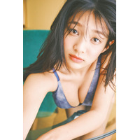 ホリプロの秘蔵っ子・虹咲カリナ、エキゾチックな美しさ！水着姿で表紙に登場 画像