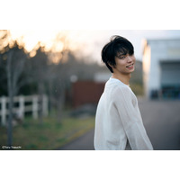 羽生結弦、マジックアワーの振り返りショット！最新写真集『羽』から先行カット公開 画像