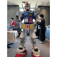 ガンダム姿で結婚式に参列!?　「スーツで来て」と言われて“モビルスーツ”参戦を決めた男性に驚きと笑いの声 画像