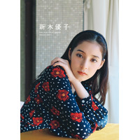 新木優子、花柄ワンピースからニットトップスまで！“全編私服コーデ”の2026年カレンダー発売決定 画像