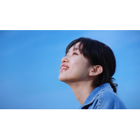 河合優実、「サントリー生ビール」新メッセンジャーに就任！新CMで坂本九さんの名曲「上を向いて歩こう」を口ずさむ！ 画像