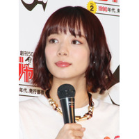 岡田紗佳、卓上カレンダー新カット公開！タイトトップスで“役満ボディ”際立つ 画像