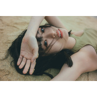 井本彩花、冬の沖縄を舞台に大人の表情見せる！“22歳のリアル”を凝縮した2nd写真集が発売決定 画像