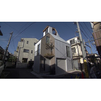 都会のど真ん中の狭小住宅！わずか建坪6.3坪に夫婦の仕事場・車庫・庭・屋上を詰め込んだ逆転発想ハウス『住人十色』 画像