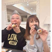 渡辺美奈代、豪快に恵方巻きを頬張る夫婦ショット公開！ 画像