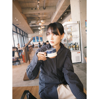 のん、カフェでのリラックスショット公開！ファン「笑顔が、大人びてきた！？」「おしゃれな隙間写真」 画像