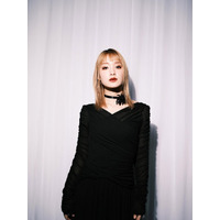 剛力彩芽、モード感漂うブラックドレス姿！雰囲気一変の最新ショットに反響 画像