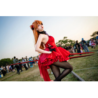 真紅のドレス×黒タイツのハイヒールで美脚が映える！「エヴァ」アスカは振り向きポーズの背中も美しすぎた 画像