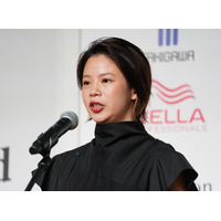高木菜那、イタリア・ミラノのメトロ移動中ショット公開！意外なおやつにほっこり 画像