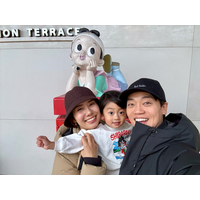 おばたのお兄さん、妻・山崎夕貴アナの実家岡山へ帰省！長男との密着3ショット公開 画像