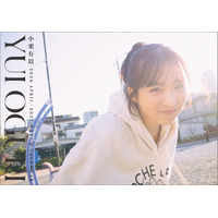 AKB48・小栗有以、「日常のワンシーン」を描いた2026年カレンダー表紙ビジュアルが公開！ 画像