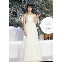 生見愛瑠、ロングドレスの大胆スリットから美脚！後ろ姿に反響 画像