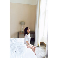 前田敦子、Tシャツ姿で美脚スラリ！約14年ぶり写真集より最新カット公開 画像