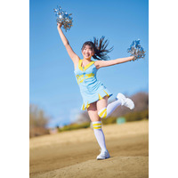 姫野ひなの、はじける笑顔と全力のポーズ！チアガール衣装のグラビア披露 画像