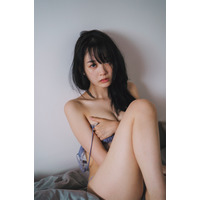 元AKB48・相馬結衣、5年ぶりの写真集タイトル＆表紙が公開！“無防備な姿”を披露した先行カットも披露 画像