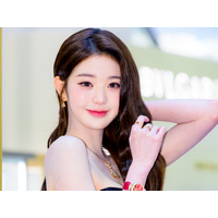 組み替える美脚にドキッ…IVE・ウォニョン、“透けタイツ”映えるミニ丈で魅了「危険な美しさだ」 画像