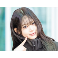 LE SSERAFIM・ウンチェ、“スラリ美脚”を大胆披露！個性的デザインの空港ファッションに視線集中 画像