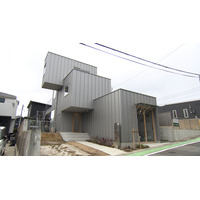 階段だらけの不思議な家！仕事空間と生活空間をしっかり区切ったリモートワーク夫婦の住まい『住人十色』 画像