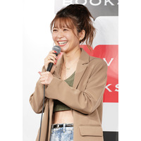 宇野実彩子、黒ドット柄ノースリーブのステージルックを披露！AAA東京公演で魅せた美脚コーデ 画像