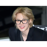 BTS・JIMIN、知的なメガネ姿から“うさ耳”まで！ときめき満載の日常ショット公開 画像
