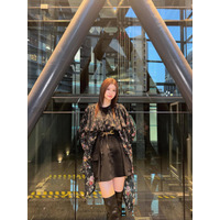 生見愛瑠、“絶対領域”美脚に釘付け！ブラックミニ＆ロングブーツ姿披露 画像