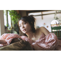 乃木坂46・筒井あやめ、ボブヘア初グラビアを披露！愛らしさあふれるカットをたっぷり収録 画像