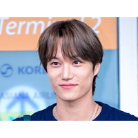 EXO・カイ、パリで見せた“パステルブルー”コーデに絶賛の声！気品あふれる佇まいで視線を独占 画像