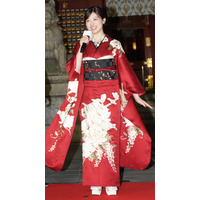 吉川愛、艶やかな赤の振袖姿で和の美しさを披露！和装ショットに「かわいすぎる」の声 画像