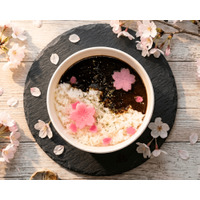 埼玉・西南さくら祭りに“桜漬け”を添えた「漆黒のカレーライス」が登場！ 画像