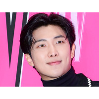 BTS・RM、足首負傷後の近況公開！“松葉杖姿”でも明るい笑顔にファン安堵「早く良くなりますように」 画像