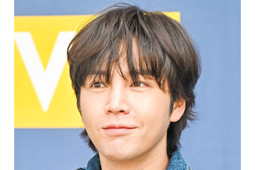 “プリンスの風貌“で登場も…チャン・グンソク（38）、早くも“おやじギャグ”のセンス開花!? 画像