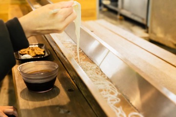 岡山の渓流で流しそうめんを楽しむ！「山乗渓谷そうめん流し 涼水亭」2026年シーズンの営業を開始 画像