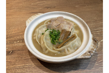 こってりスープの土鍋に肉汁餃子をイン！天下一品×ダンダダン、初のコラボメニューが登場 画像