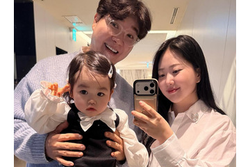 53歳でパパになった韓国タレントの年下妻、“広告スター”の娘を保育園に通わせない理由を語る 画像