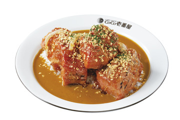 ココイチ、“初代肉塊カレー”が復活！「ホロ肉ドカンと豪快カレー」15日から再販 画像