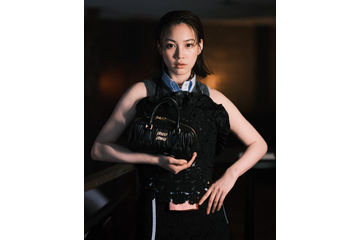 のん、洗練されたmiumiuコーデ披露！「やっとお会いできた」齋藤飛鳥とのツーショットも公開 画像