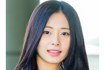 TWICE・ツウィ、透明感あふれる“メガネ姿”にファン歓喜「目がキラッキラ…」「たまんない」 画像