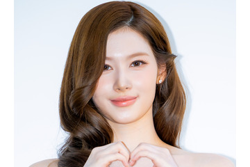 TWICE・サナ、“女神”と見紛うほどの美貌…きらめくマーメイドドレスでイベントに参加 画像