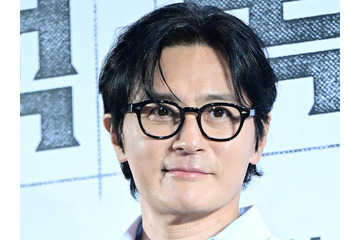 “韓流四天王”俳優チャン・ドンゴン、子供のインター卒業式に出席！変わらぬ容姿端麗さが話題 画像