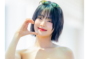 胸元のタトゥーもあらわ…ミンニ、プールで見せた妖艶なスイムウェア姿に視線集中「うわあああ」 画像
